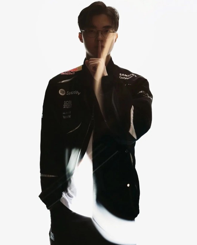 T1分享队员新赛季队服宣传照:展现选手独特的剪影和存在感